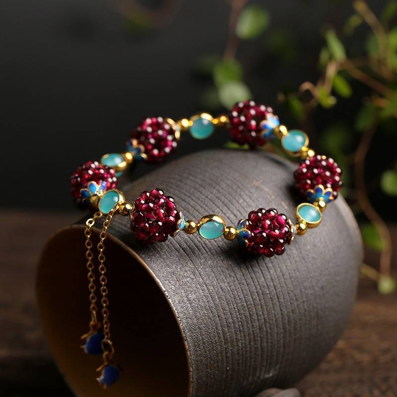 Minimalistische armband van natuurlijke steen met bessen