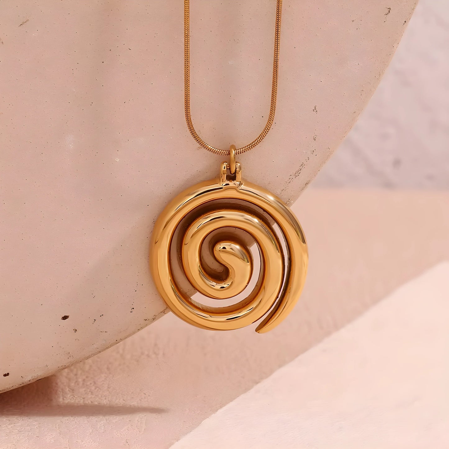 Sidonie – Goudkleurige spiraalhanger