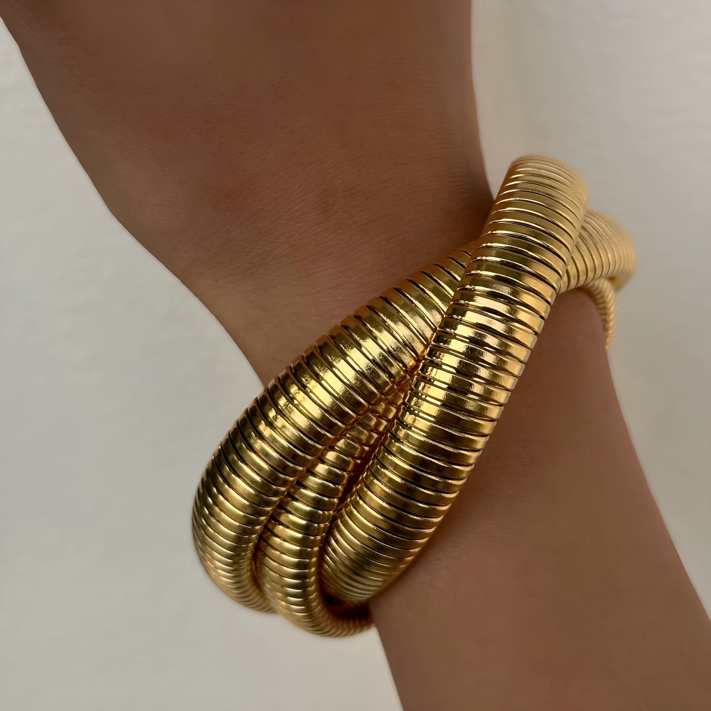 Violette – Gedraaide gouden statement armband