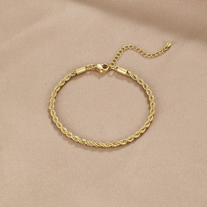 Elegante gouden armband met verfijnde draaiing