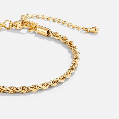 Elegante gouden armband met verfijnde draaiing